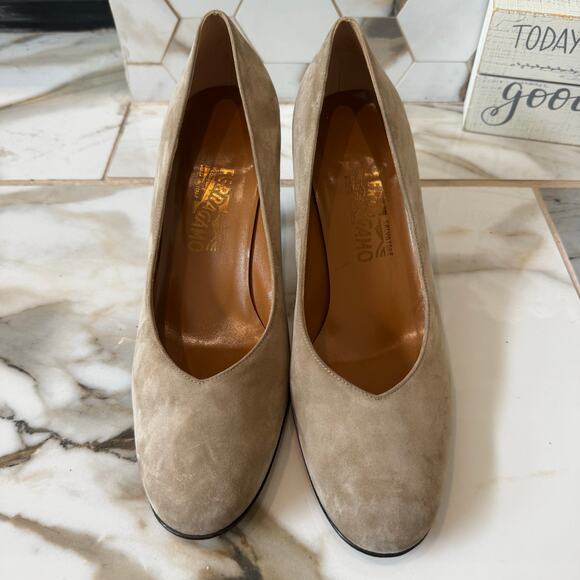Salvatore Ferragamo Suede Pumps Size 9.5 Khaki Beige Lucite Tortoiseshell Heels - Picture 2 of 12